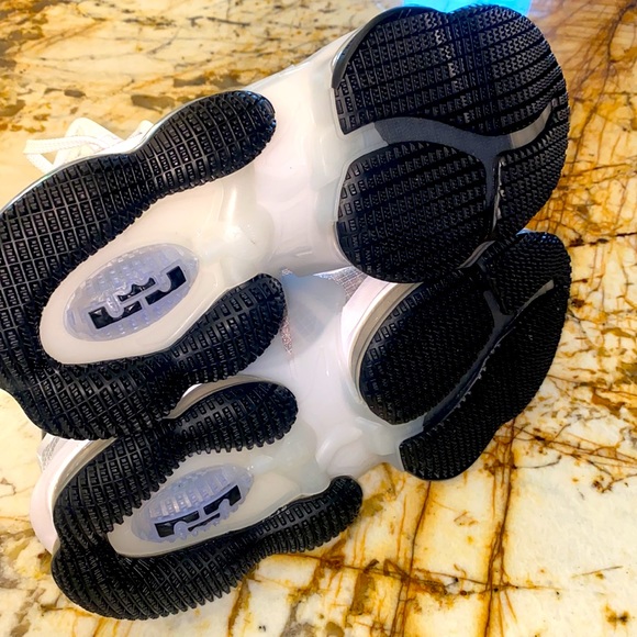 NIKE LEBRON XIX NEW Sz:7.5us Red & White EXCELLENT CONDITION THIS IS A STEAL - Picture 4 of 8